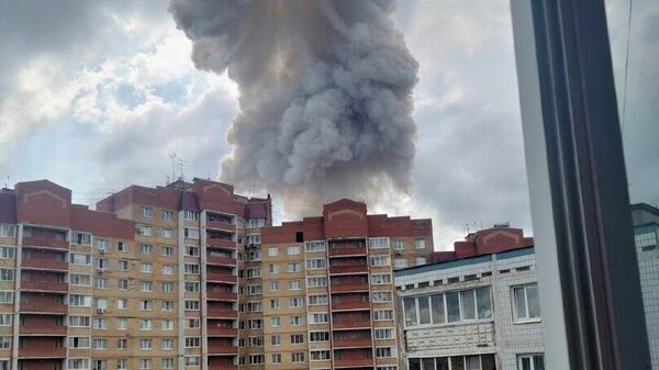 Столп дыма после мощного взрыва в Сергиевом Посаде (9 августа 2023). Московская область - Sputnik Армения