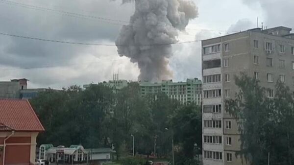 Кадр из видео с дымом после взрыва над территорией Загорского оптико-механического завода в Сергиевом Посаде (9 августа 2023). Московская область - Sputnik Армения