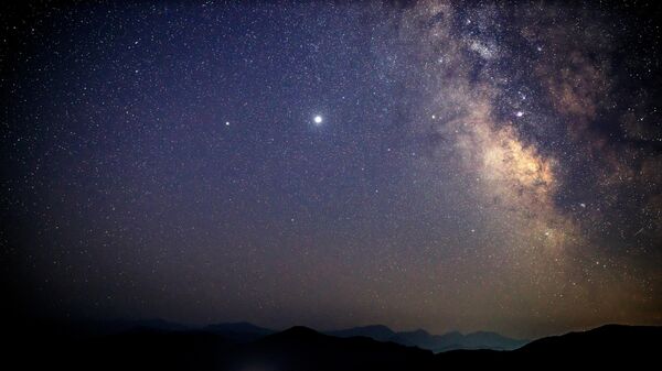 Звездное небо во время метеорного потока Персеиды. - Sputnik Армения