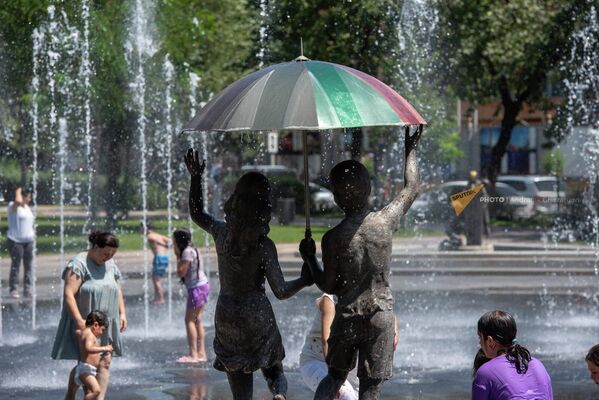 Жители армянской столицы пытаются спастись от аномальной жары в городских фонтанах (10 августа 2023). Еревaн - Sputnik Армения