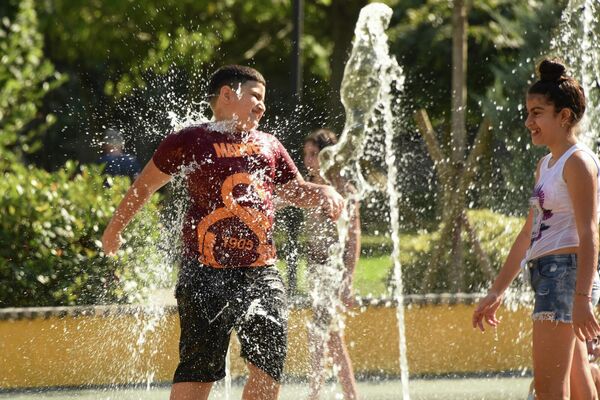 Дети купаются в городских фонтанах в 40-градусную жару (9 августа 2023). Грузия - Sputnik Армения