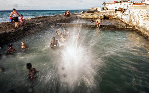 Кубинцы спасаются от жары в природном бассейне у побережья Гаваны (4 августа 2023). Куба - Sputnik Армения