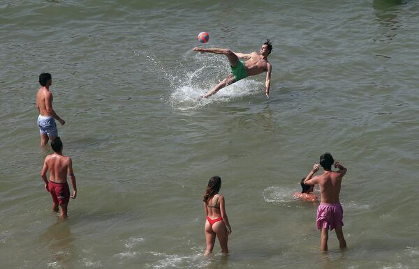 Жители Биаррица спасаются от жары в океанской воде. Температура на фешенебельном курорте - свыше 35 градусов по Цельсию (9 августа 2023). Франция  - Sputnik Армения