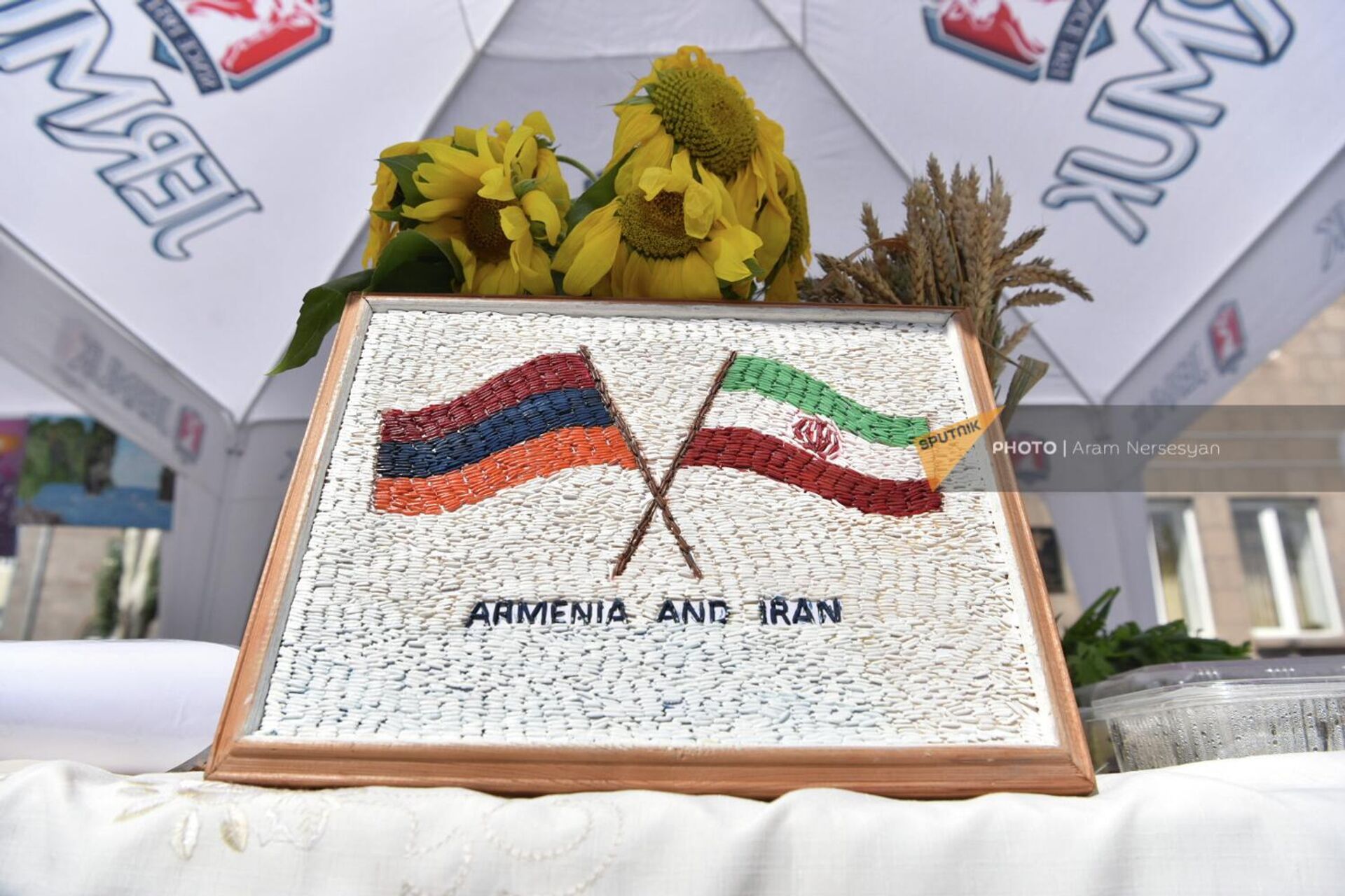 Сувениры с символикой обеих стран на втором фестивале армяно-иранской кухни в Сисиане - Sputnik Արմենիա, 1920, 10.08.2023