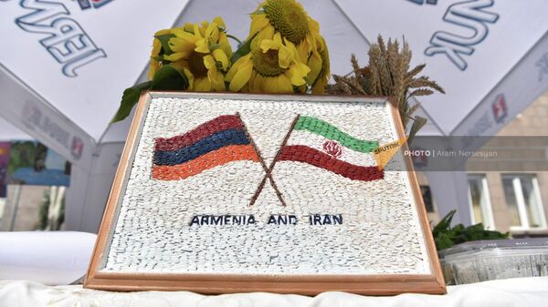 Сувениры с символикой обеих стран на втором фестивале армяно-иранской кухни в Сисиане - Sputnik Армения