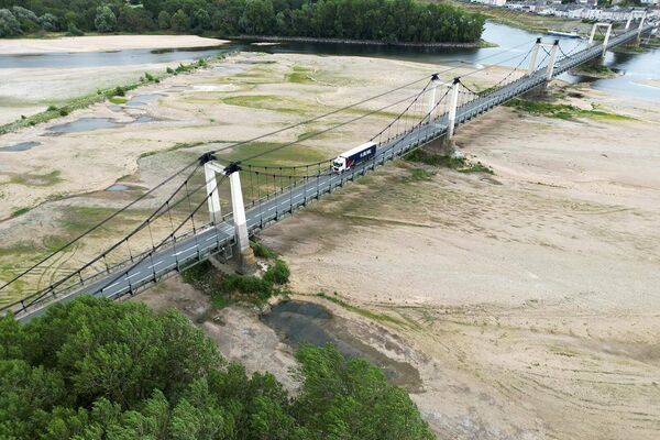 Мост через высохшее русло реки Луара в Сен-Жорж-сюр-Луар (1 августа 2023). Франция  - Sputnik Արմենիա