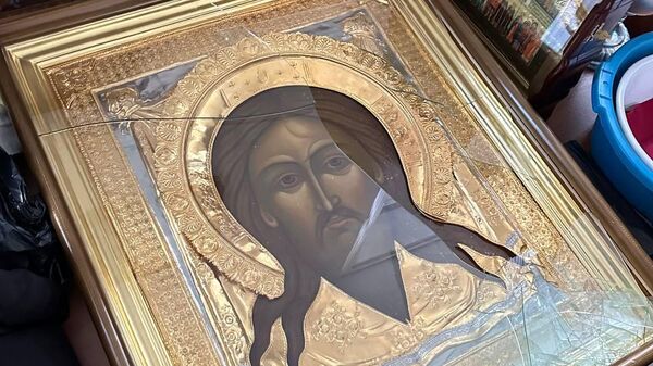 Икона Христа Спасителя храма Киево-Печерской лавры с разбитым стеклом - Sputnik Армения