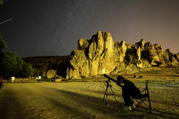 Люди фотографируют метеорный поток ПерсеидФригийская долина, Турция - Sputnik Армения