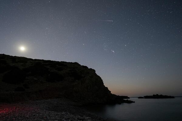 Լուսինն ու Պերսեիդները մեկ կադրումԳավդոս կղզի, Հունաստան - Sputnik Արմենիա
