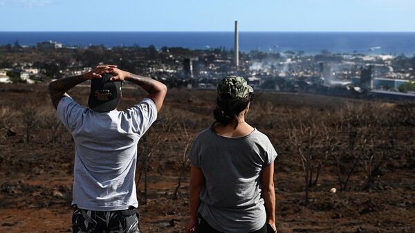 Люди смотрят на последствия природного пожара на Гавайях  - Sputnik Армения
