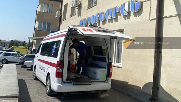 Машина Скорой помощи у медицинского центра Гюмри - Sputnik Արմենիա