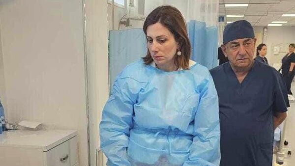 Министр здравоохранения Анаит Аванесян посетила пострадавших в ДТП пассажиров микроавтобуса (15 августа 2023). Еревaн - Sputnik Армения