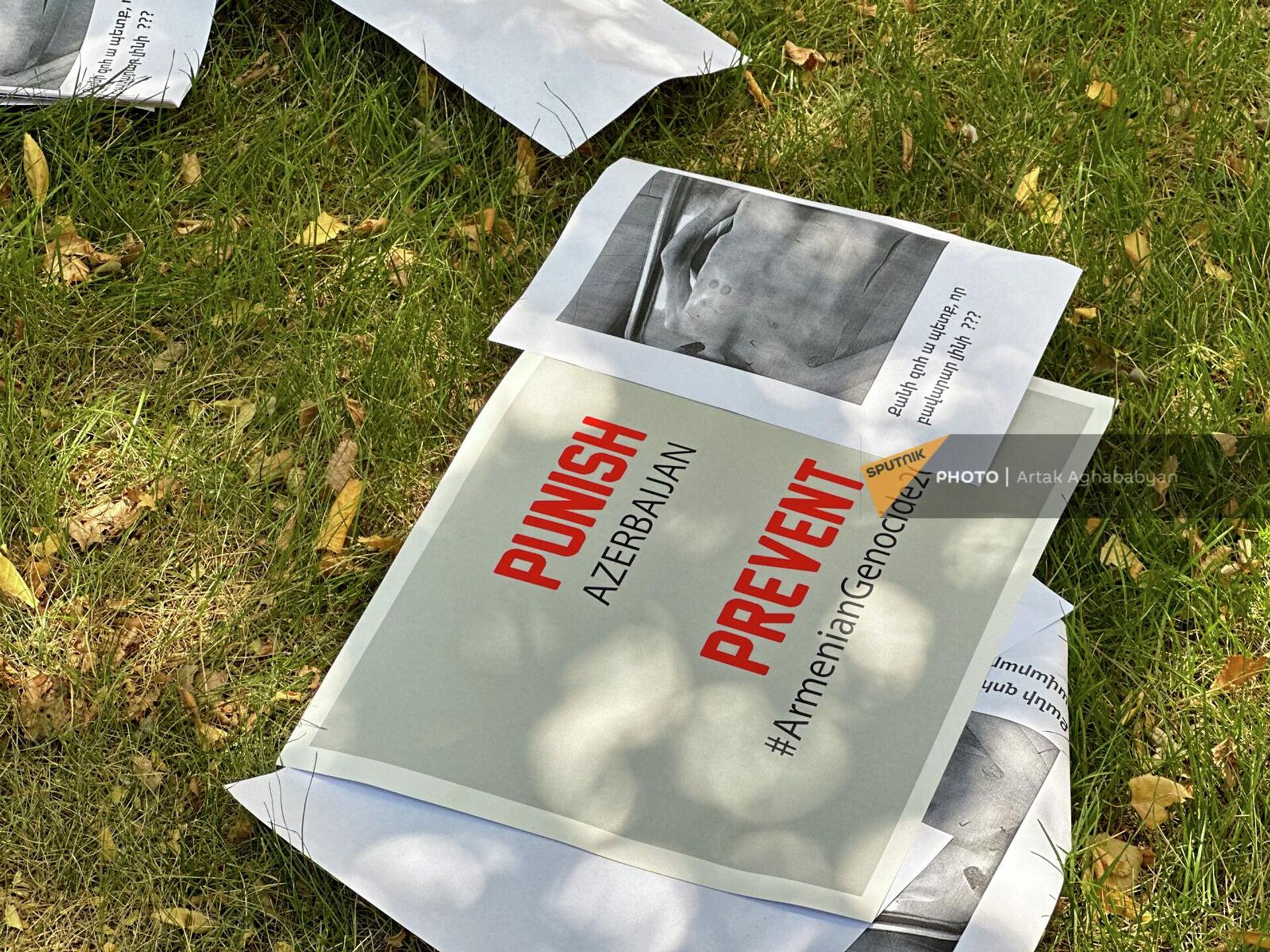 Плакаты и листовки на траве на акции протеста перед офисом ООН (16 августа 2023). Ереван Плакаты и листовки на траве на акции протеста перед офисом ООН (16 августа 2023). Ереван - Sputnik Արմենիա, 1920, 16.08.2023