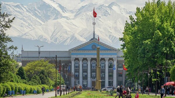 Здание в Бишкеке на фоне гор - Sputnik Армения
