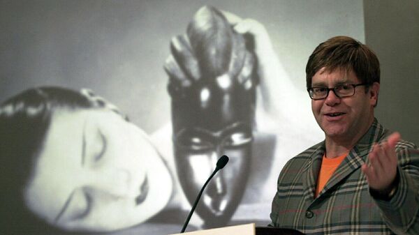 Элтон Джон стоит перед картиной Мана Рэя Noire et Blanche во время пресс-конференции в Нью-Йорке, США - Sputnik Армения