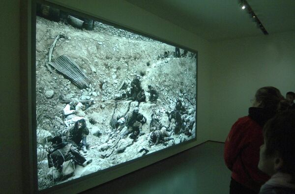 Посетители смотрят на фото Джеффа Уолла &quot;Dead Troops Talk&quot;,Фотография из личной коллекции  миллиардера Франсуа Пино - Sputnik Армения