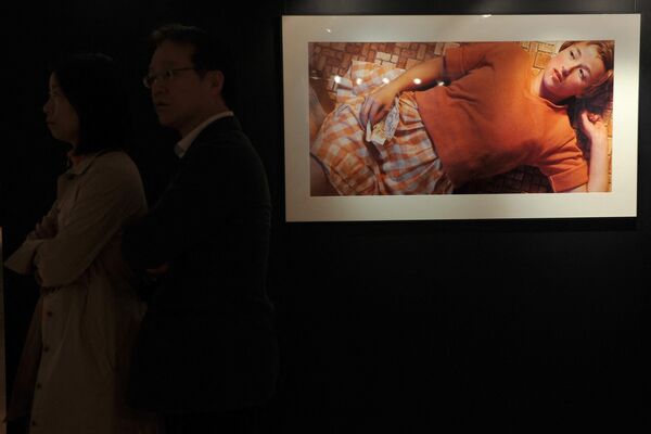 Фотография Синди Шерман &quot;Без названия № 96&quot;Пресс-показ в 2012 году в Гонконге - Sputnik Армения