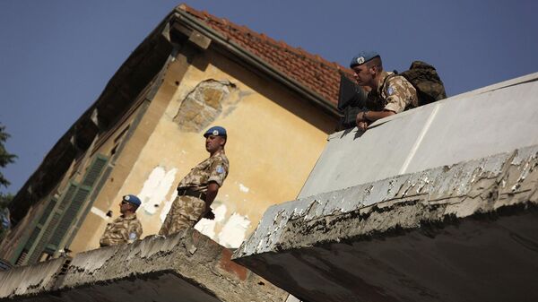 Британские миротворцы ООН охраняют здание напротив Латинской церкви Святого Креста в Никосии - Sputnik Армения