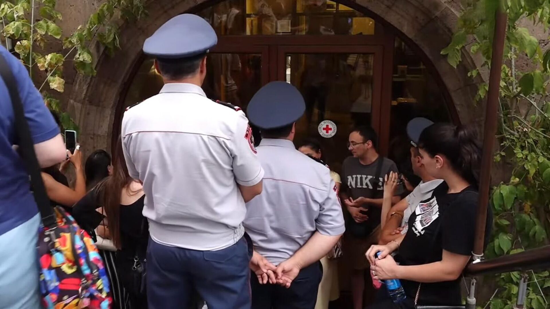 Акция протеста у офиса Международного Красного Креста (18 августа 2023). Еревaн - Sputnik Армения, 1920, 18.08.2023