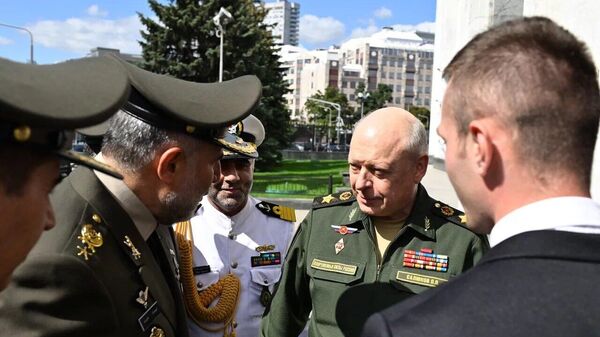 Иранская военная делегация во главе с командующим Сухопутных войск на встрече с российскими коллегами (21 августа 2023). Москва - Sputnik Армения