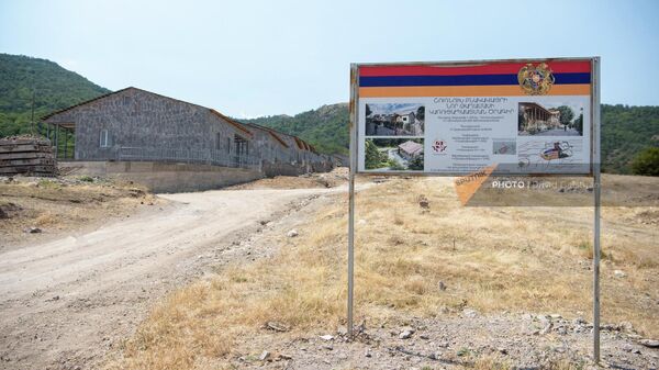 Информационная табличка в новом квартале села Шурнух, Сюникская область - Sputnik Армения