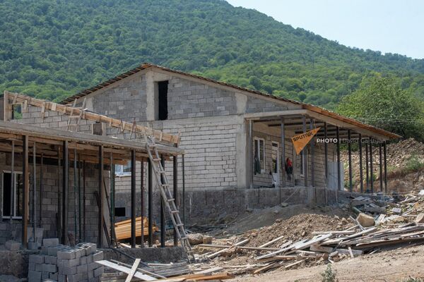 Строящиеся дома в новом квартале села Шурнух, Сюникская область Строящиеся дома в новом квартале села Шурнух, Сюникская область - Sputnik Армения