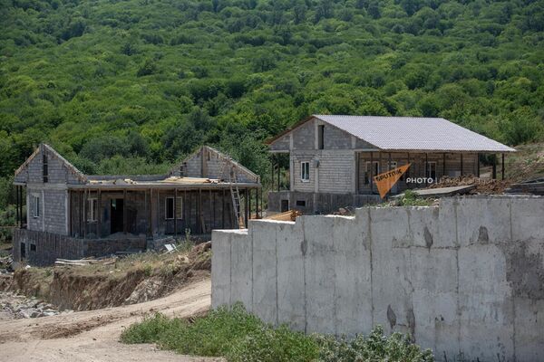 Строящиеся дома в новом квартале села Шурнух, Сюникская область - Sputnik Армения