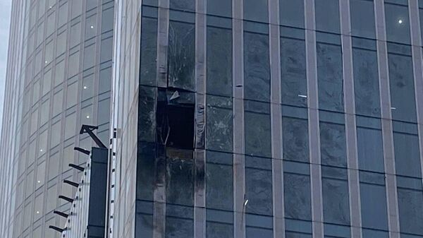 Повреждения на одной из башен Москва-Сити, куда ранее попал украинский БПЛА - Sputnik Армения