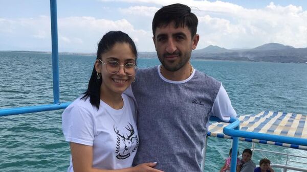 Потерявший руки в 44-дневной войне Вараздат Санеян с невестой Соной - Sputnik Армения