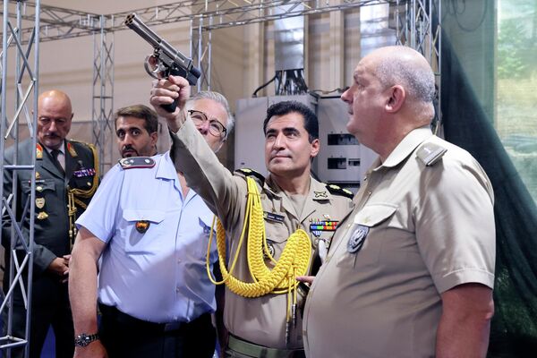 Военнослужащий иранской армии показывает оружие иностранным военным советникам - Sputnik Армения
