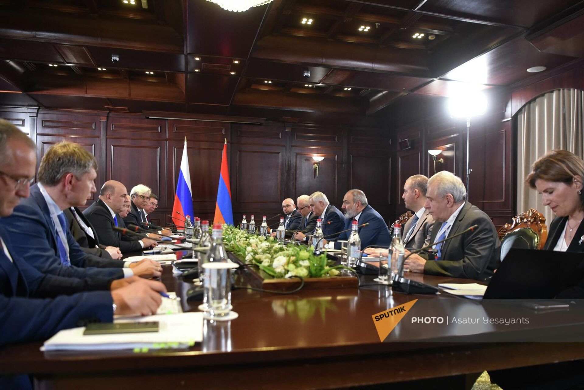 Премьер-министры Армении и России Никол Пашинян и Михаил Мишустин на двусторонней встрече в рамках заседания глав правительств стран ЕАЭС (24 августа 2023). Цахкадзор, Армения Премьер-министры Армении и России Никол Пашинян и Михаил Мишустин на двусторонней встрече в рамках заседания глав правительств стран ЕАЭС (24 августа 2023). Цахкадзор, Армения - Sputnik Армения, 1920, 24.08.2023