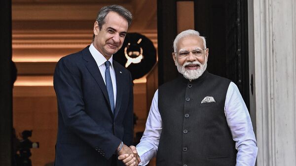 Премьер-министр Греции Кириакос Мицотакис приветствует индийского коллегу Нарендру Моди в особняке Максимоса (25 августа 2023). Афины - Sputnik Армения