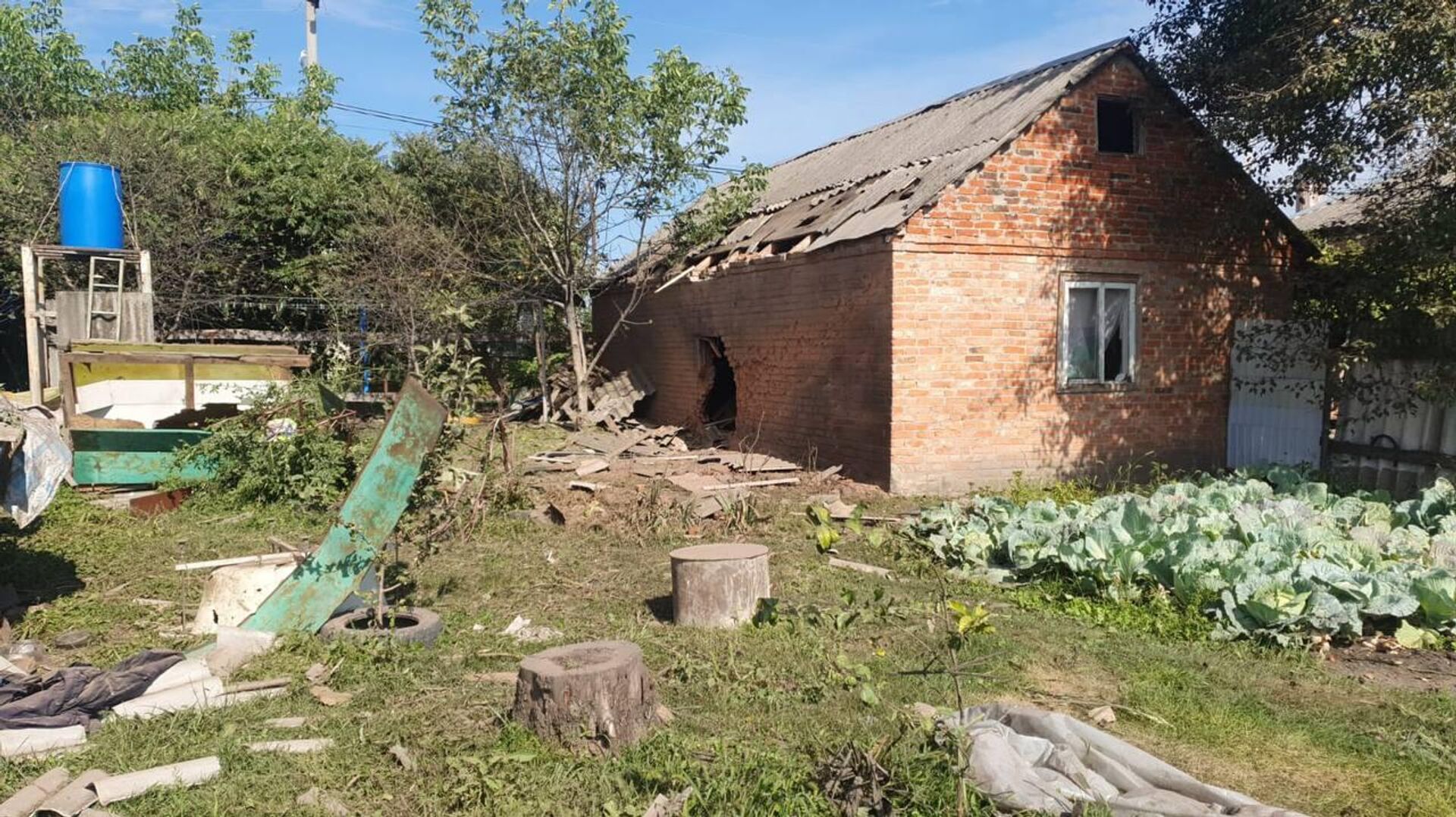 Последствия обстрела ВСУ снарядами Град поселка Уразово Валуйского городского округа - Sputnik Արմենիա, 1920, 26.08.2023