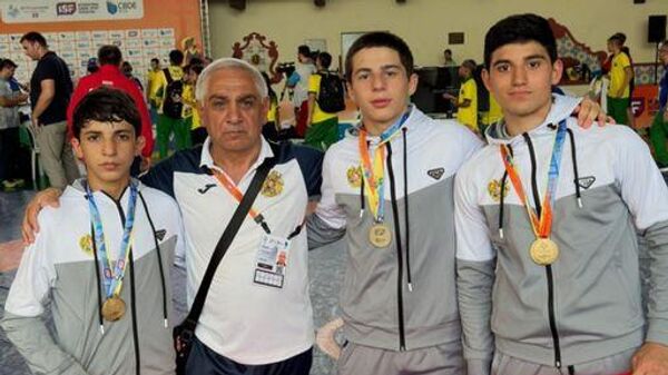 Участники Всемирных школьных игр (до 15 лет), борцы греко-римского стиля Марат Ачемян (44 кг), Арам Саргсян (62 кг) и Янес Назарян (57 кг) - Sputnik Армения
