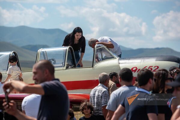 Девушке показывают кабину самолета - Sputnik Армения