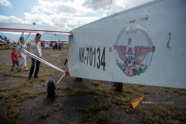 Зрители рассматривают самолет на авиашоу Air Fest  - Sputnik Армения