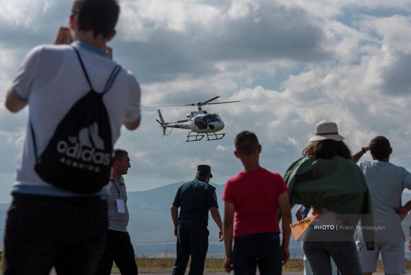 Зрители наблюдают за вертолетом на авиашоу Air Fest в Степанаване - Sputnik Армения