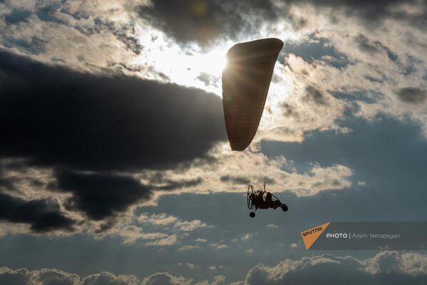 Параплан в лучах заходящего солнца - Sputnik Армения