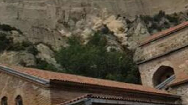 Средневековый монастырь Шиомгвиме в 30 км от Тбилиси чуть не засыпало после обвала скалы - Sputnik Армения