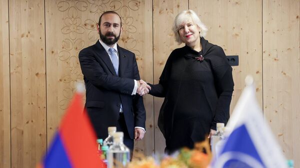 Министр иностранных дел РА Арарат Мирзоян встретился с комиссаром Совета Европы по правам человека Дуней Миятович (29 августа 2023). Блед - Sputnik Армения