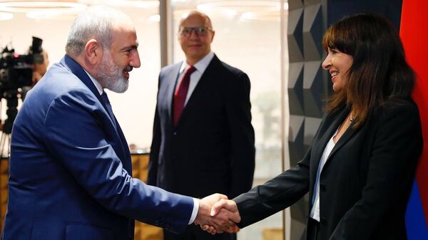Премьер-министр Никол Пашинян на встрече с мэром Парижа Анн Идальго (30 августа 2023). Еревaн - Sputnik Армения