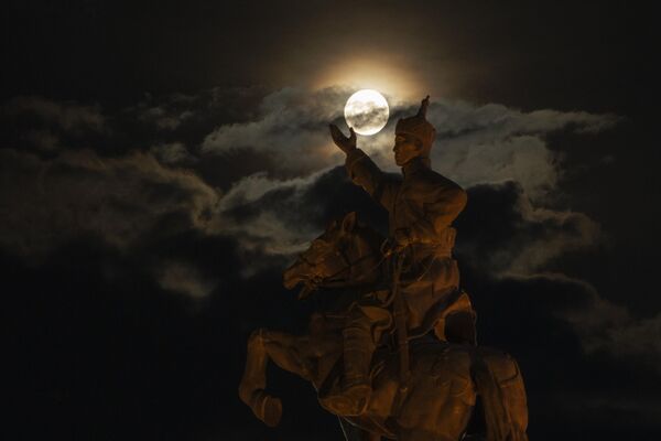 Суперлуна восходит возле конной статуи Дамдина Сухэ-Батора на площади Сухэ-Батора в Улан-Баторе - Sputnik Армения