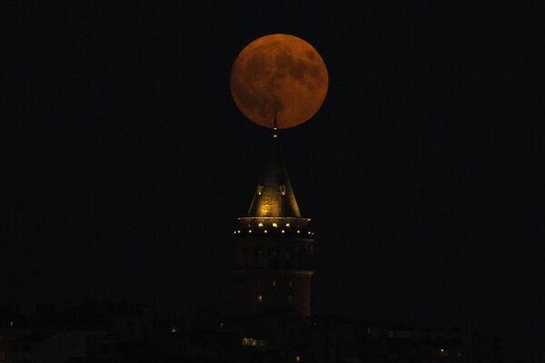 Полная луна восходит за башней Галата в Стамбуле - Sputnik Армения