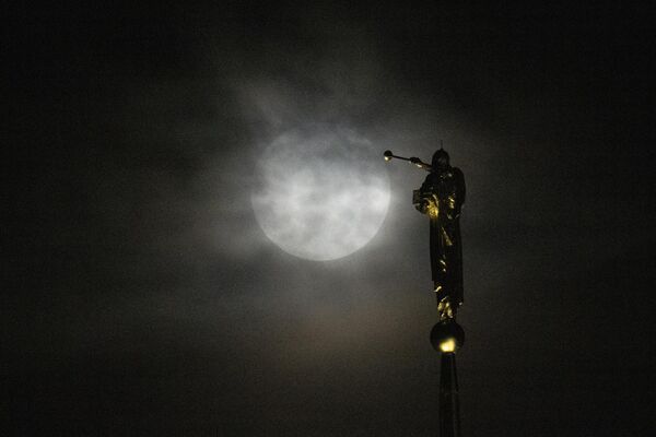 Մորոնի հրեշտակի արձանը սուպերլուսնի ֆոնին Քենսինգթոնում, Մերիլենդ նահանգ - Sputnik Արմենիա