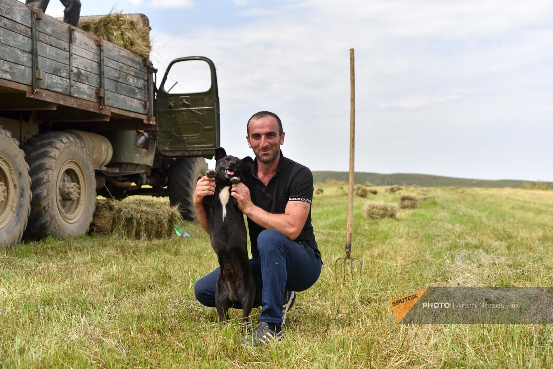 Житель села Урасар Армен с собакой Сево - Sputnik Армения, 1920, 08.09.2023