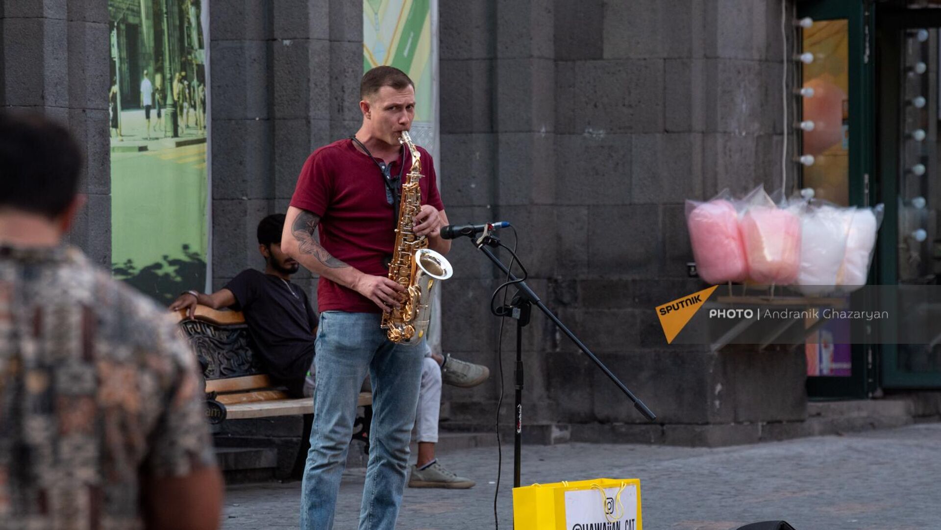 Уличный музыкант играет на саксофоне в центре Еревана - Sputnik Армения, 1920, 03.09.2023