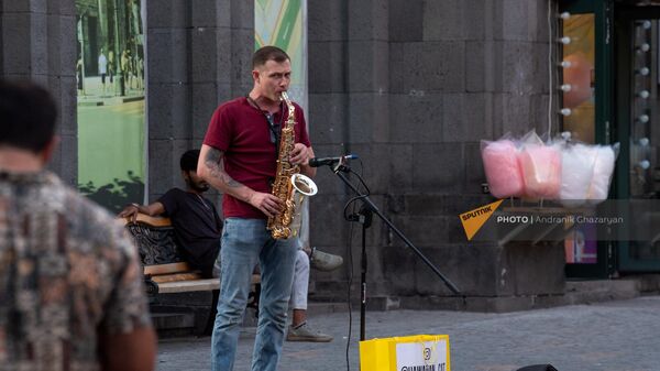 Уличный музыкант играет на саксофоне в центре Еревана - Sputnik Армения