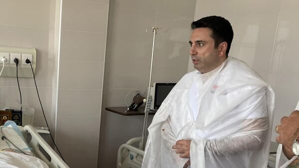 Ален Симонян навестил тяжело раненного в результате азербайджанской провокации 1 сентября Нарека Погосяна  - Sputnik Армения