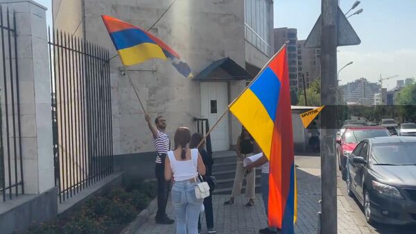 Акция у здания ЕС с требованием срочного запроса заседания СБ ООН в Арцахе и принятия решительной резолюции по урегулированию ситуации (5 сентября 2023). Еревaн - Sputnik Армения