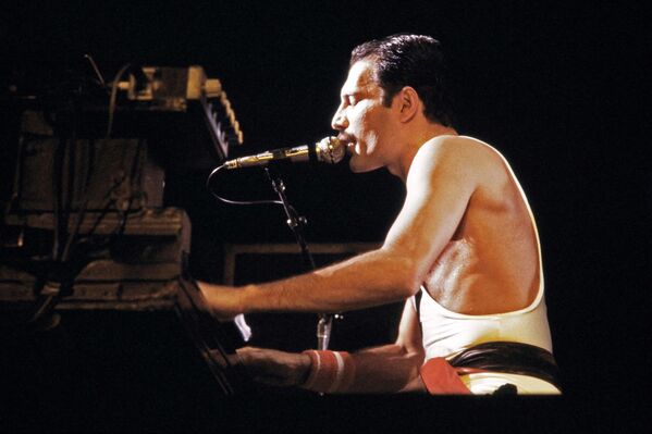 «Queen» ռոք խմբի մենակատար Ֆրեդի Մերկուրին Փարիզի Բերսի սպորտային պալատում համերգի ժամանակ (1984 թ) - Sputnik Արմենիա